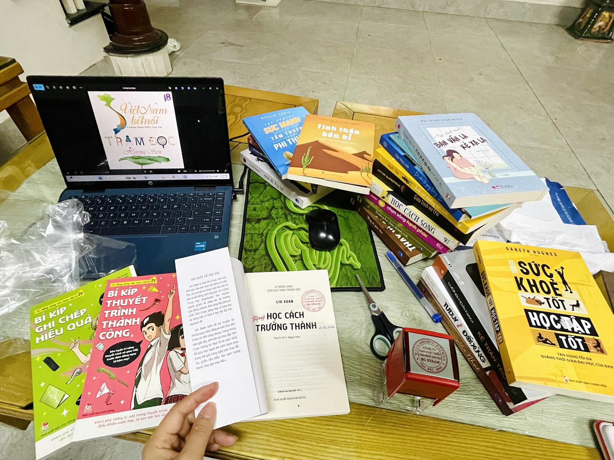 TRẠM ĐỌC HƯƠNG SEN TẶNG SÁCH TRƯỜNG THPT NGUYỄN HUỆ - HẢI PHÒNG