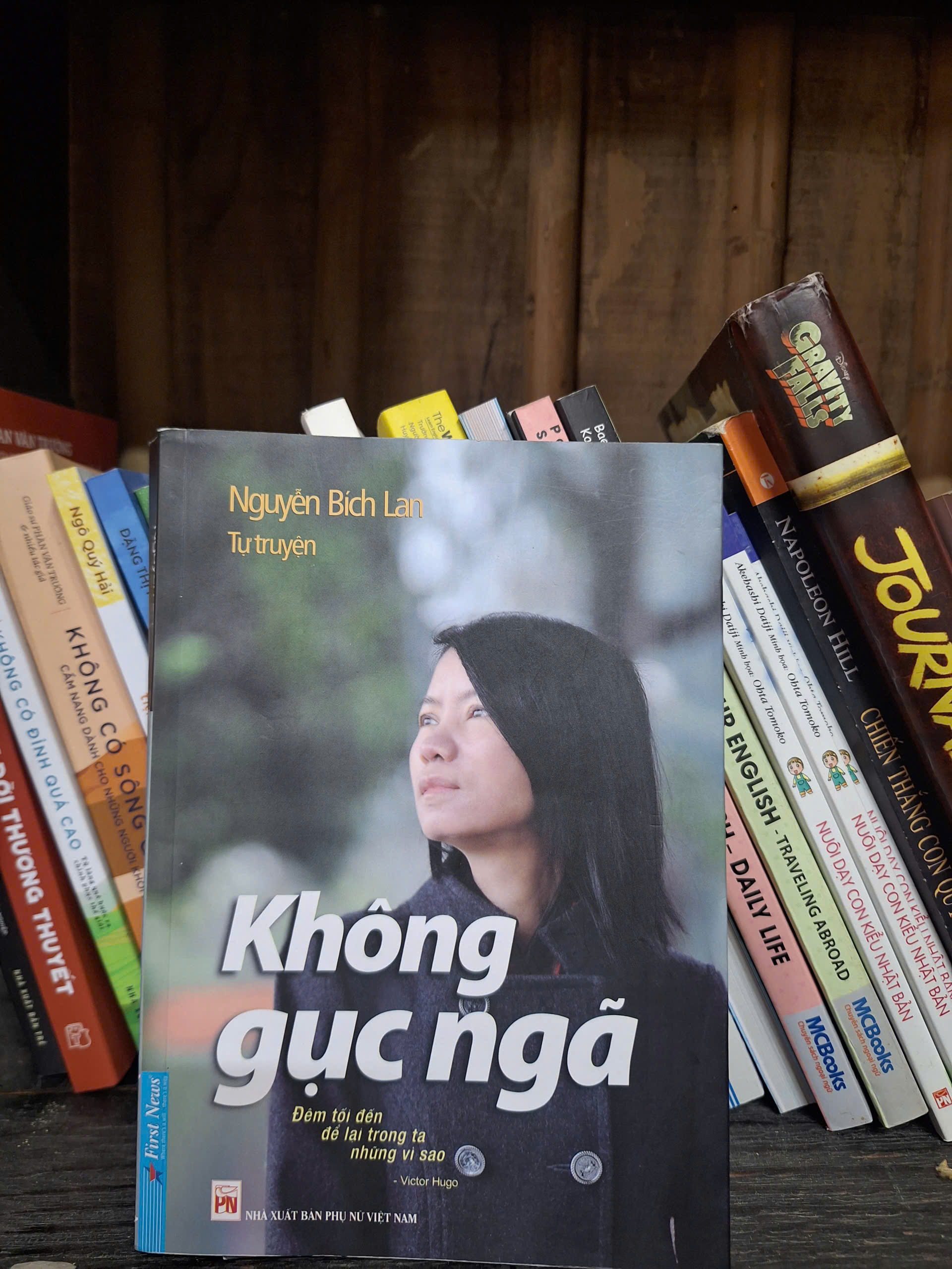 KHÔNG GỤC NGÃ