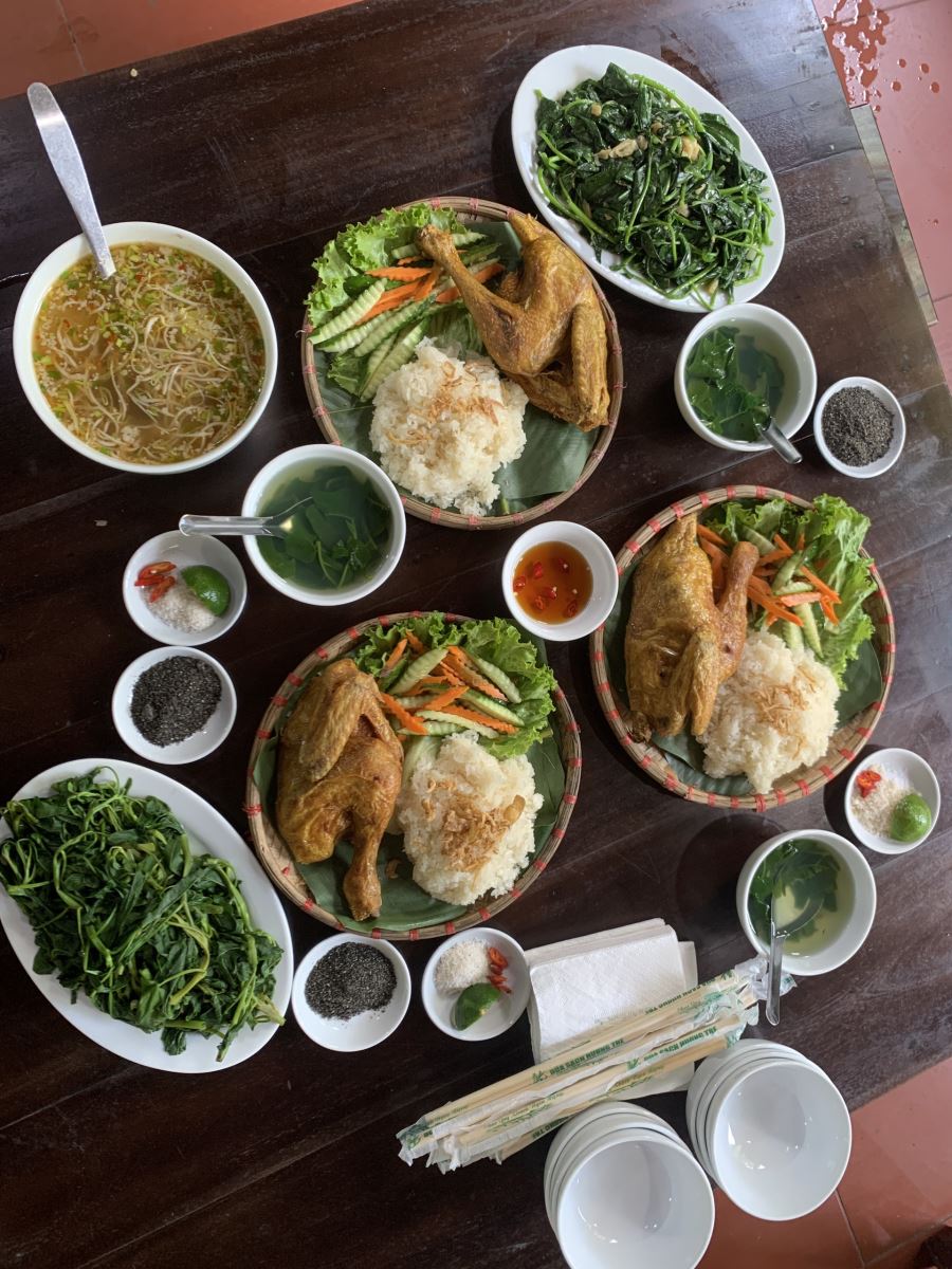 Ăn trưa tại bản Rõm - Sóc Sơn